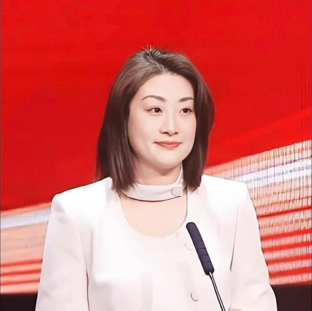 宗馥莉这次是真狠啊，
新饮料“果然啵啵”上市，
包装上翻遍，“娃哈哈”三个字一个