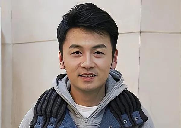 曾因太穷被抛弃的十位男明星，如今已经是她们高攀不起的了，不知道能不能后悔啊
第一