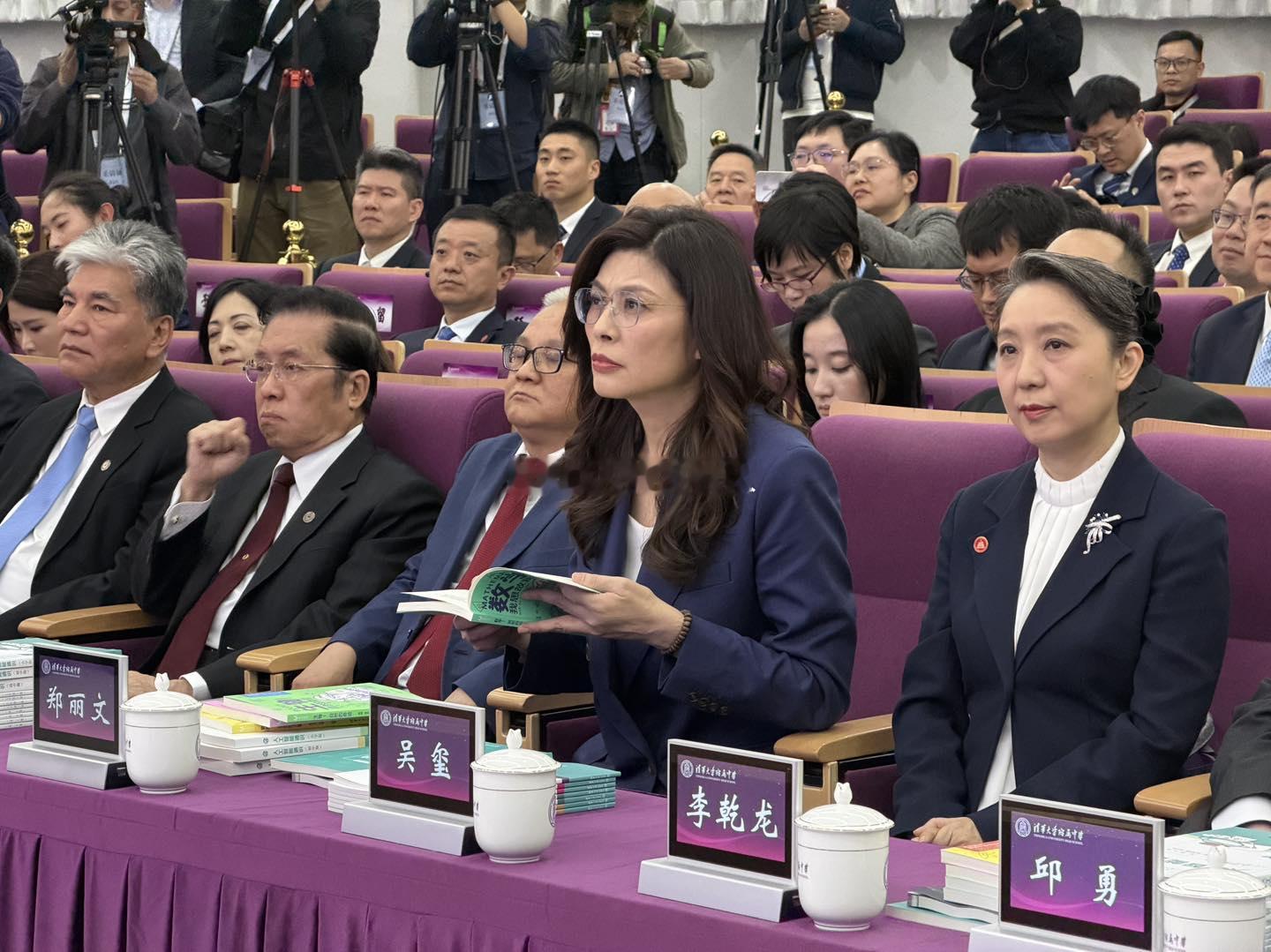 今天下午参观清华大学附中郑丽文 ,郑丽文率团开始大陆参访行程 ,郑丽文说想坐上自