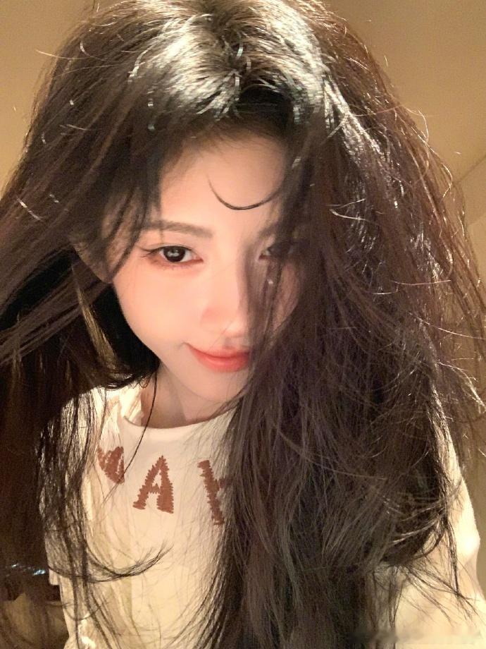 鞠婧祎蝴蝶结发卡自拍鞠婧祎炸毛捏脸自拍鞠婧祎头戴蝴蝶结发卡甜到心颤，炸毛捏脸自拍