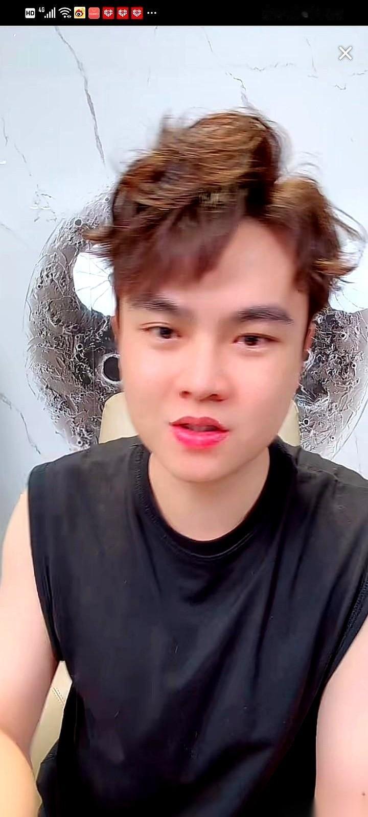 昨晚刷到一个直播，广州那个表哥。
一万多人在线，一款冲锋衣，几秒钟，三百多单就没