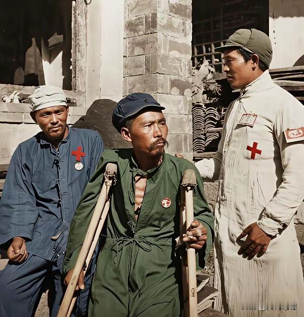 当年我们对被俘的、受伤的日本鬼子有多好，看看这张照片就知道了，医务人员亲切的和被