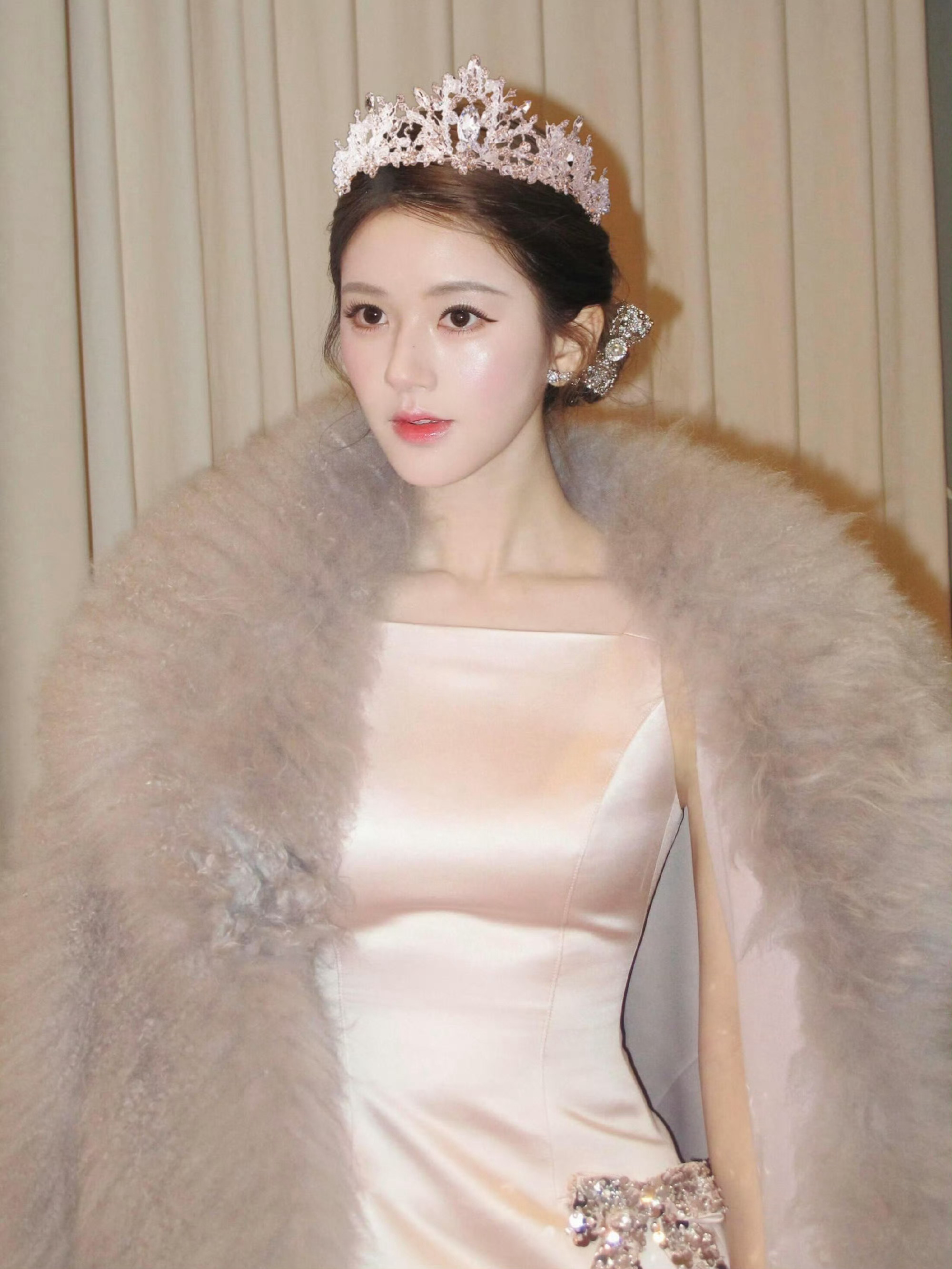 这是真女王出场...赵露思好适合王冠！👑 