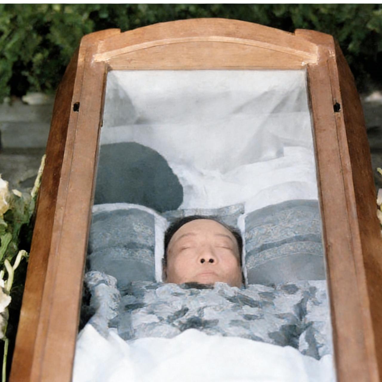 1961年，梅兰芳留在人世间的最后一张照片，镜头中的他非常安详的躺在木棺当中，就