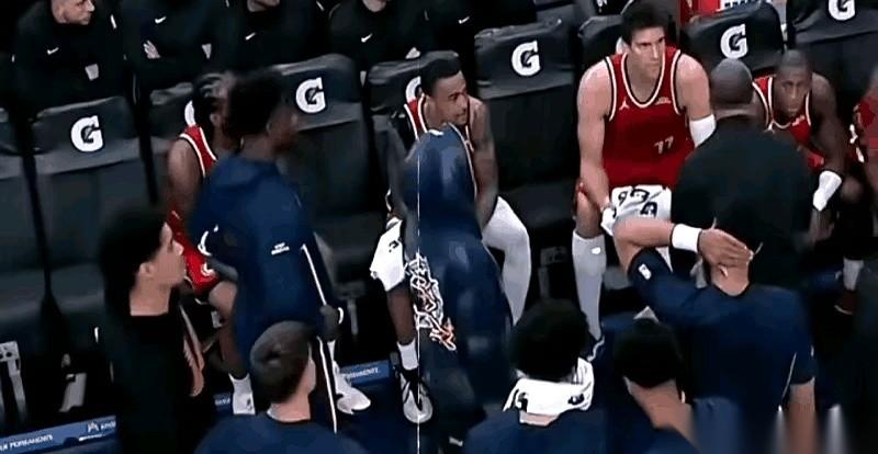 伦纳德一脚把战术板踢飞的时候，我就知道，这事儿大了。
真的，不是开玩笑。
那一瞬