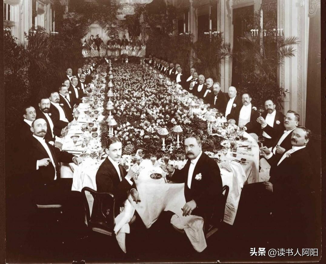 下图是1904年，纽约市阿斯特酒店举办了一场晚宴！
你可以发现一件事！
清一色的
