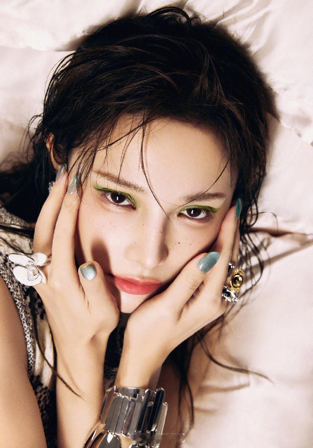 彭小苒hold住了荧光绿眼影 谁看了不说彭小苒厉害！荧光绿眼影多挑人啊，非主流得