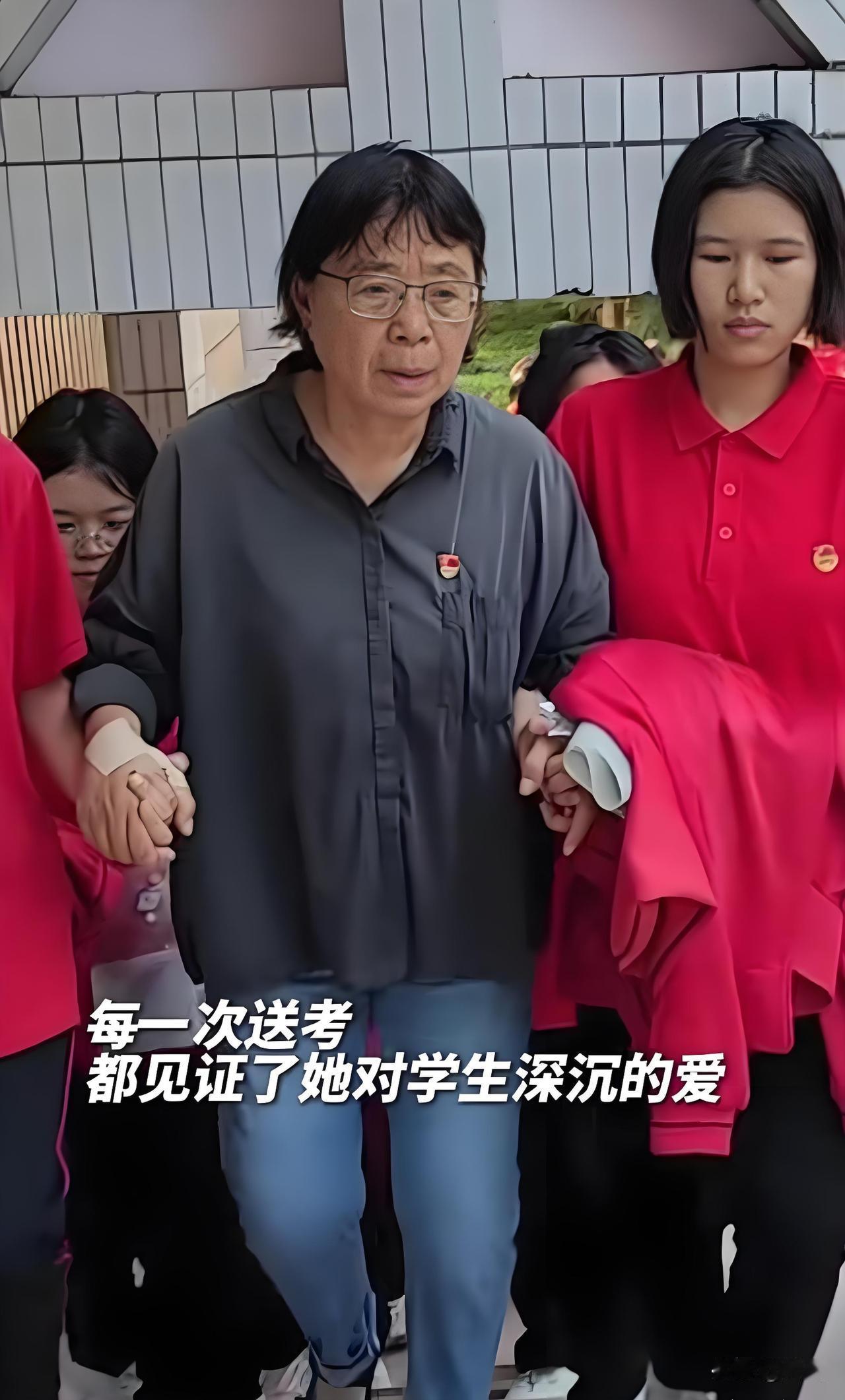 “活着就送考”张桂梅手上贴着膏药，在学生的搀扶下坚持送考16年了。这16年来花坪