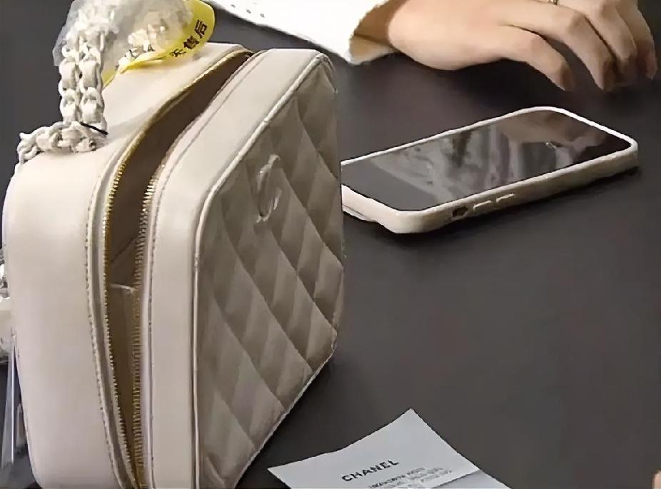 上海徐汇，一位女生家里的名牌包莫名消失大半年，到处找都找不到。谁也没想到，她后来