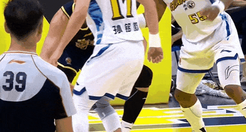 四个解说都说这个动作放在NBA就得被当场驱逐，结果广东宏远队外援卢卡博日齐这一肘