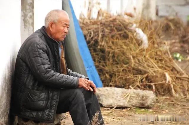 堂叔生于1942年，今年与世长辞，享年84岁。他一生坎坷。1966年任民办教师，