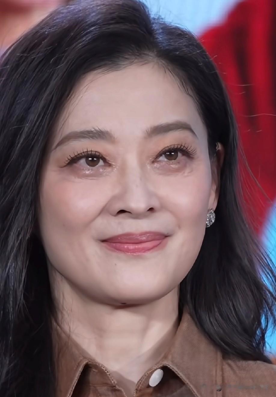 梅婷老师这黑眼圈，都快成个人特色了！不过话说回来，人家五官大气又深邃，哪怕五十岁