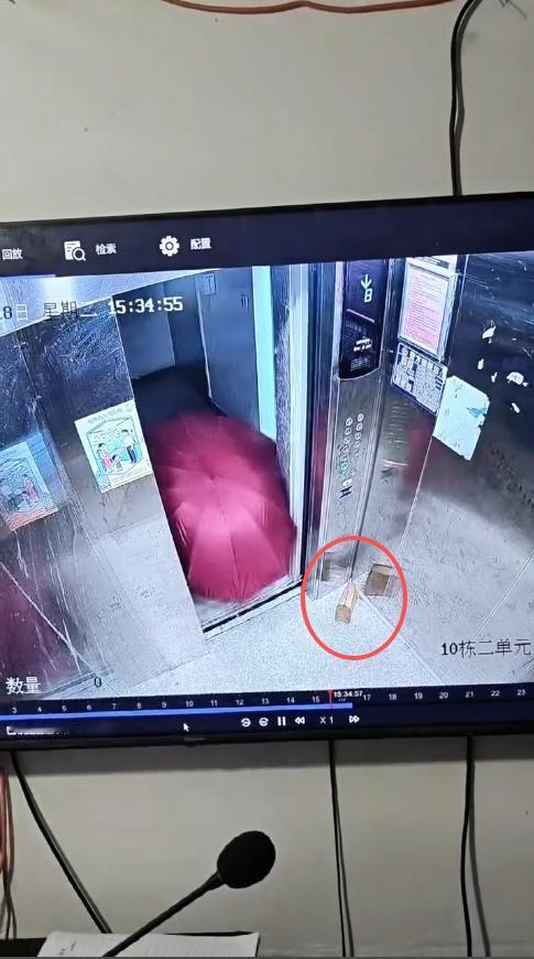 “聪明过头了！”11月18日，山西运城，一小哥送外卖时，按照顾客要求将外卖放进电