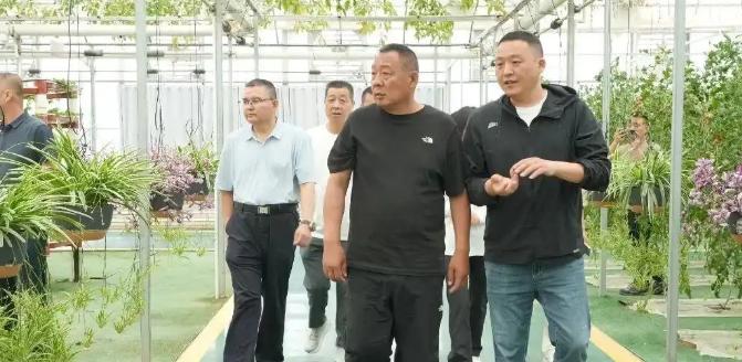 [太阳]于东来透露，已派多人工作组赴新疆，预计最快下半年把若羌红枣推出去！戈壁滩
