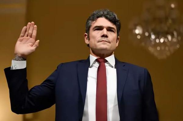 这几天国际局势紧迫得让人透不过气，但比前线战云更让人心惊的，是华盛顿内部的一次“