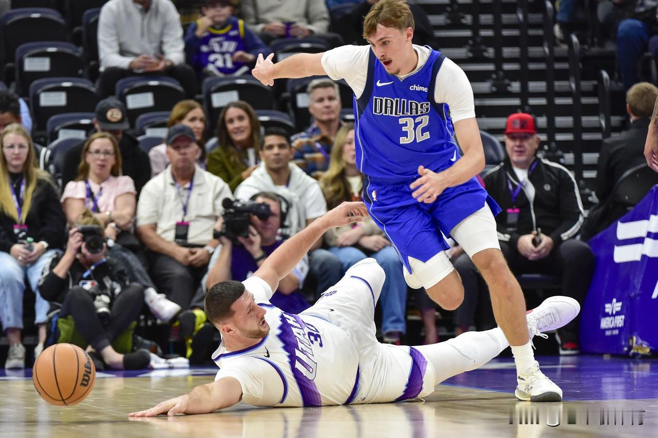 本以为是场天赋之间的碰撞，没想到却成了这样！
今天是独行侠和爵士队的季前赛比赛，