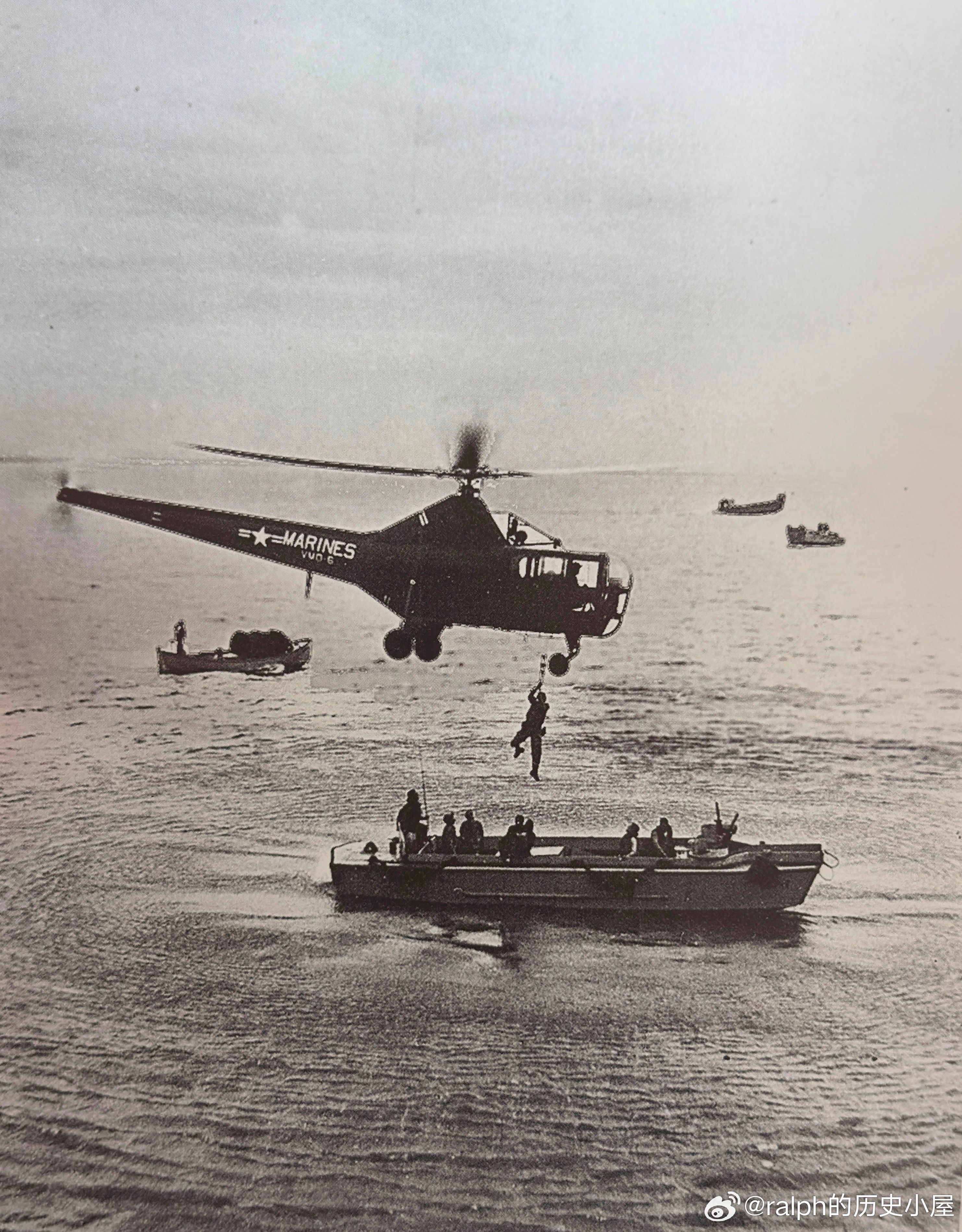 1950年9月23日一架美国海军陆战队直升机在仁川港执行夺取该战略港口城市任务期