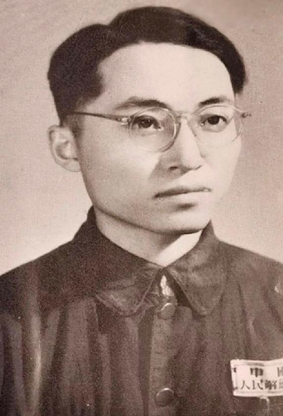 志愿军师长黄振荣在北京治伤，主治医生周兰无意间叹起自己苦等了八年的恋人潘田。黄振