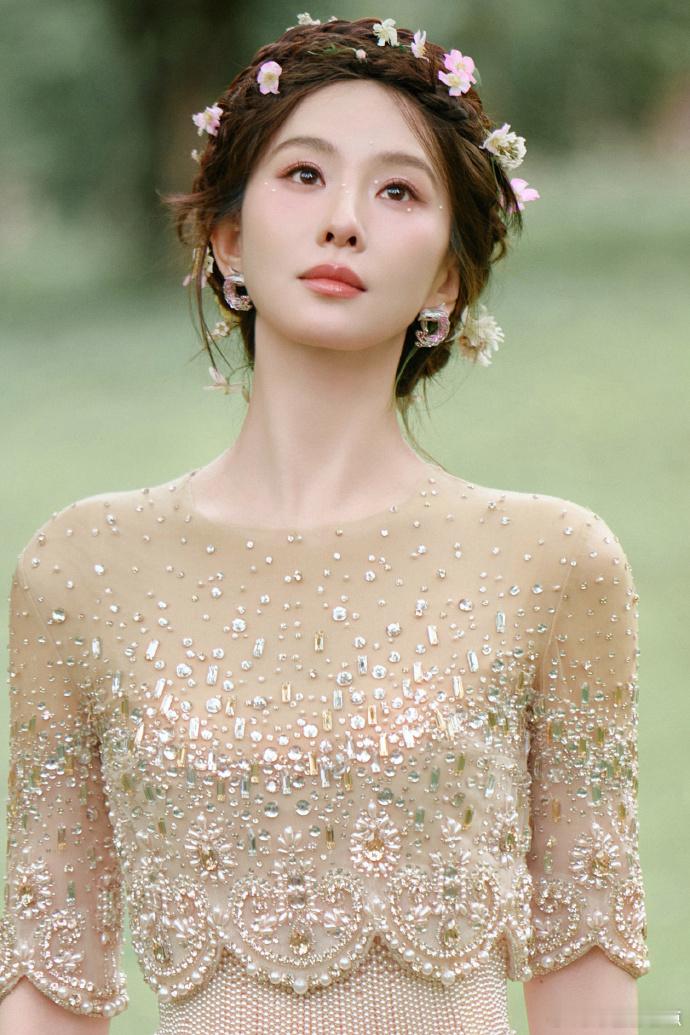 刘诗诗花仙子妆刘诗诗花仙精灵妆林间柔光漫过发梢，刘诗诗化身花仙，美得很治愈。 