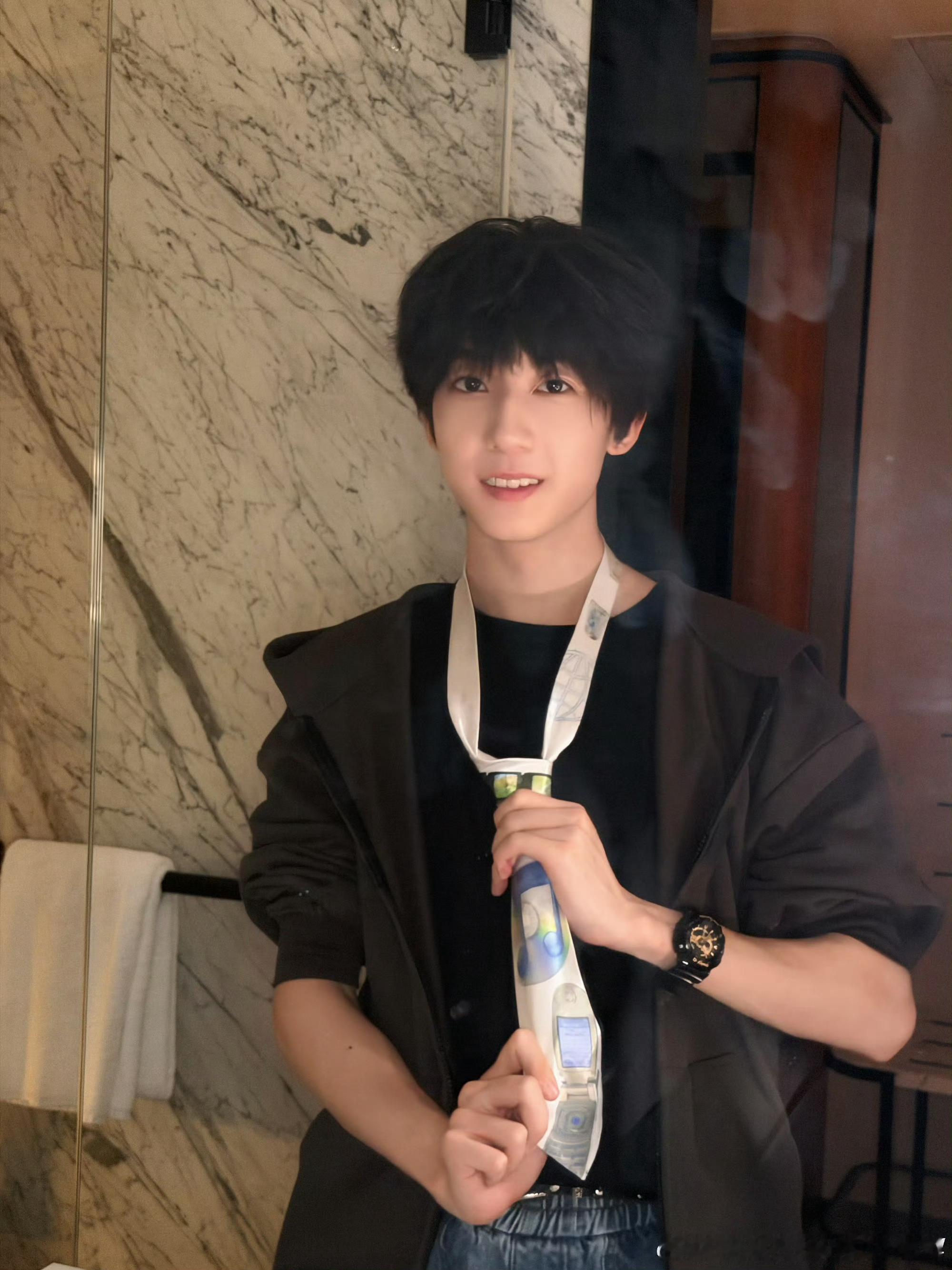 杨博文真的写了100遍我想你了杨博文安慰粉丝 呆呆软软的外表之下，是一颗无比热忱