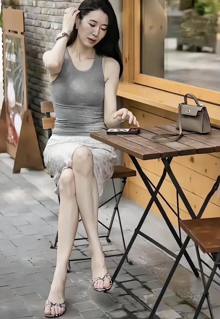人与人最舒服的关系
就是没有关系，
不过度亲密，
也不过分疏离；
不刨根问底，
