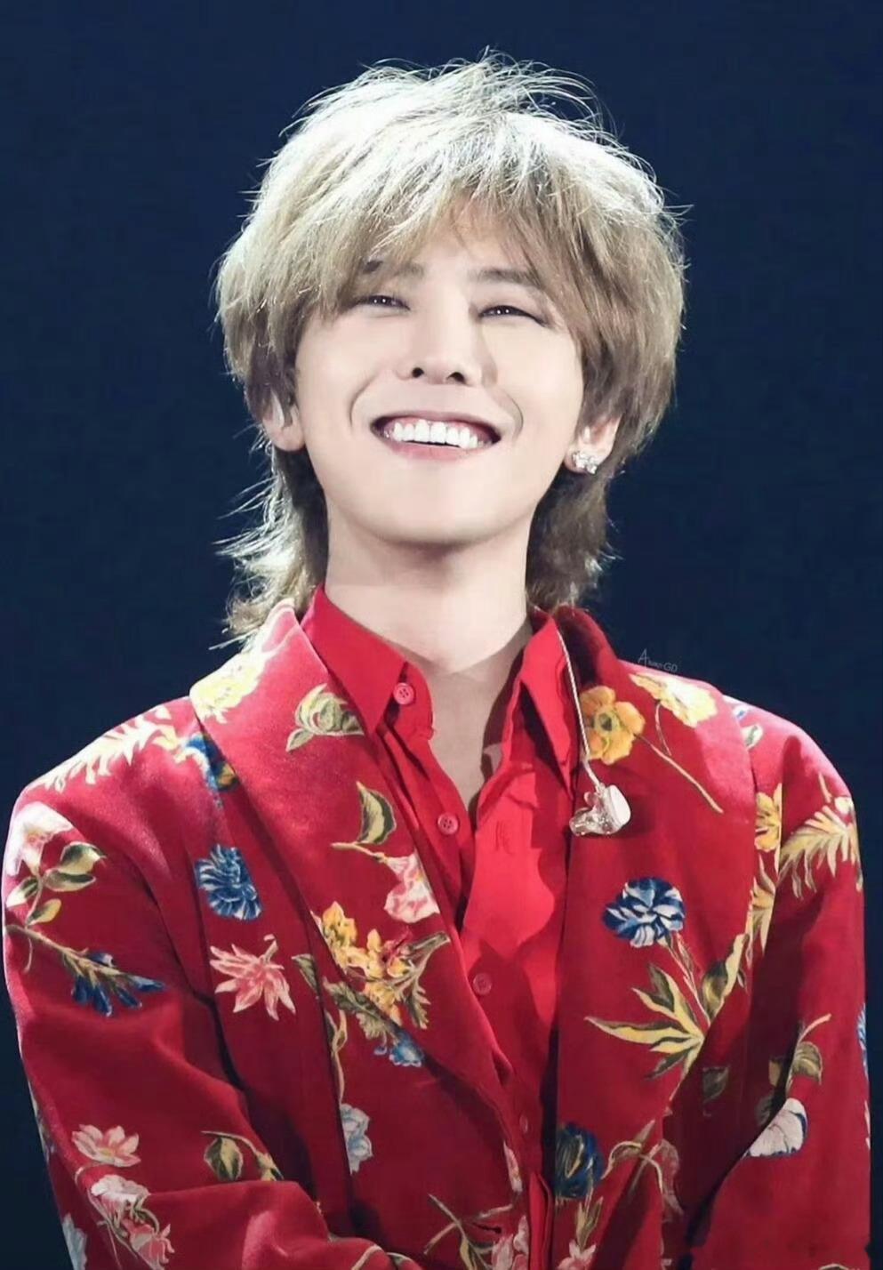 工作暂停我要和权志龙握手 权志龙宠粉绝了！FAM是family的专属暗号，把粉丝