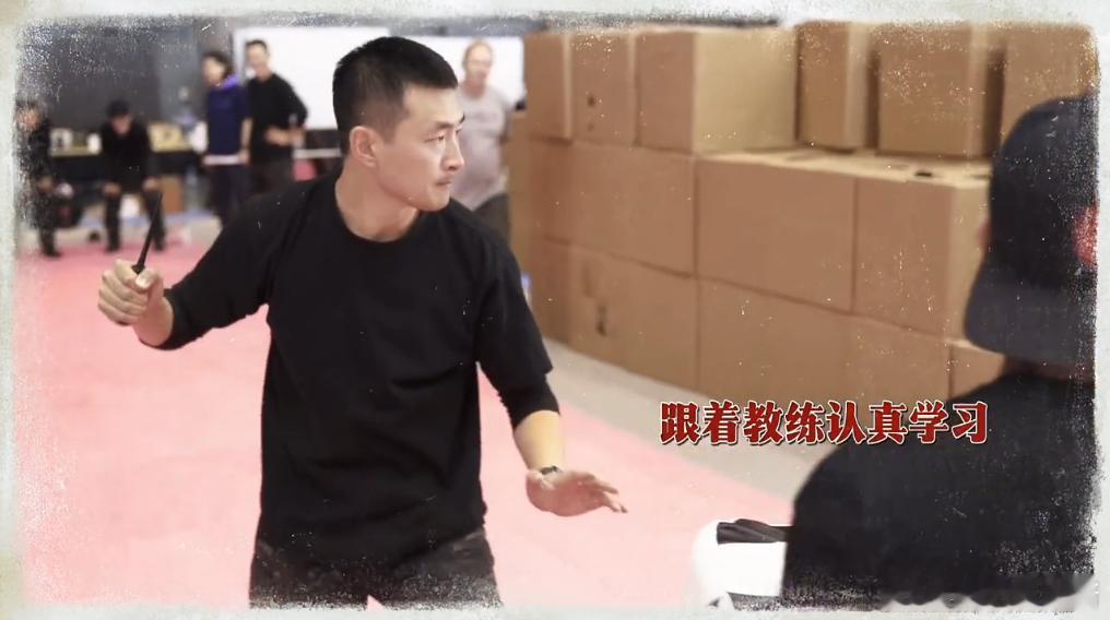 王彦霖新片在草里加餐 为了更好的塑造出这个角色，王彦霖是做到了每一个细节都要十分