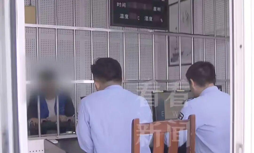 医院内，监控拍下惊人一幕！医生1分钟开完4名病人的药，手握70张医保卡
医院走廊