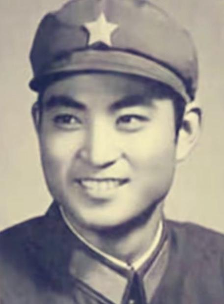 1956年，他出生于青岛，北电毕业后进入上影厂当了演员，1979年，在上海电影演