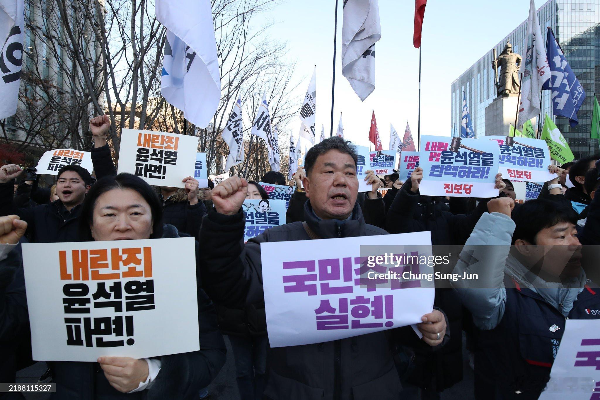 这一晚韩国发生了什么  韩国一动，东亚变局的导火索，就这么点着了。我们坐山观虎斗