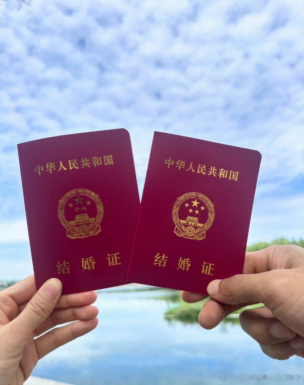 #吴谨言洪尧结婚# 吴谨言洪尧官宣！两位分别配文“今天领的”“今天结的”[哇][