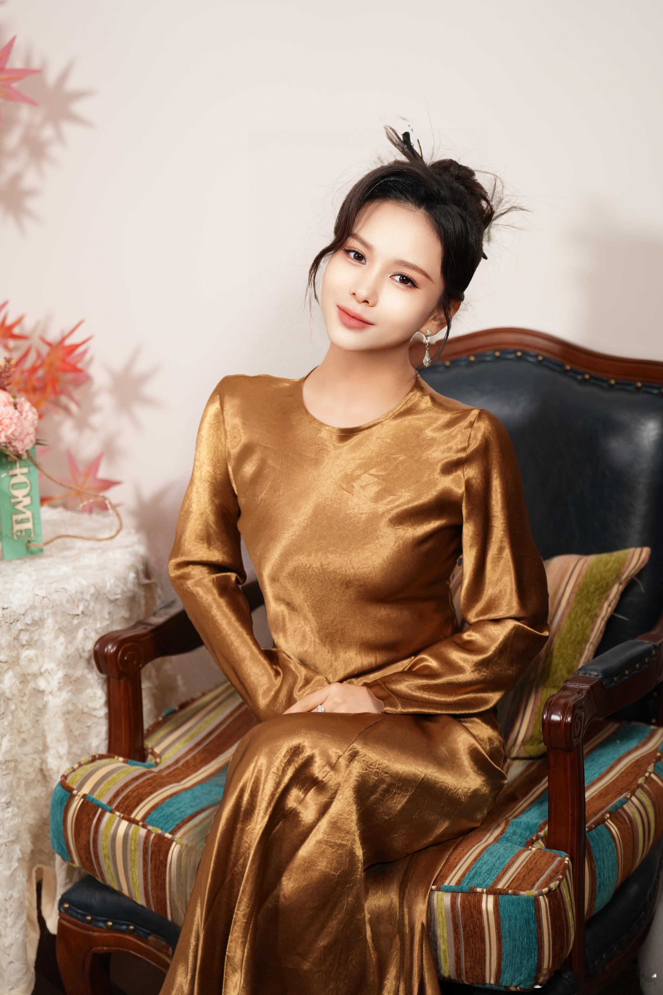 凤凰网主持人刘美希谁懂啊！刘美希的缎面穿搭直接美到失语！金色流光在面料上流淌，挺