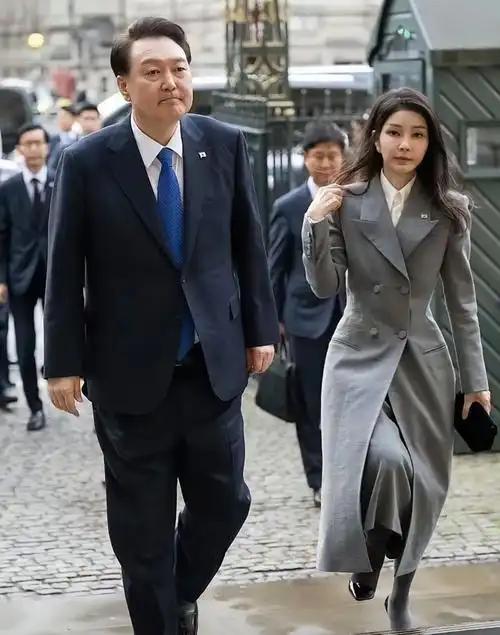 韩国前总统尹锡悦跟他老婆金建希都蹲监狱了，没想到一进拘留所，钱反而越来越多。李在