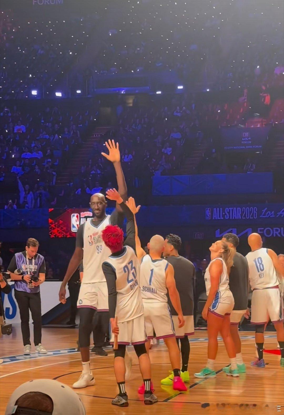 杨瀚森首次亮相NBA全明星这个法儿还去NBA名人赛了呢，和王鹤棣击掌✋ 