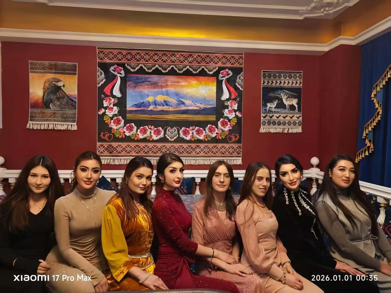 祝我们新的一年漂亮又自由塔吉克女性魅力