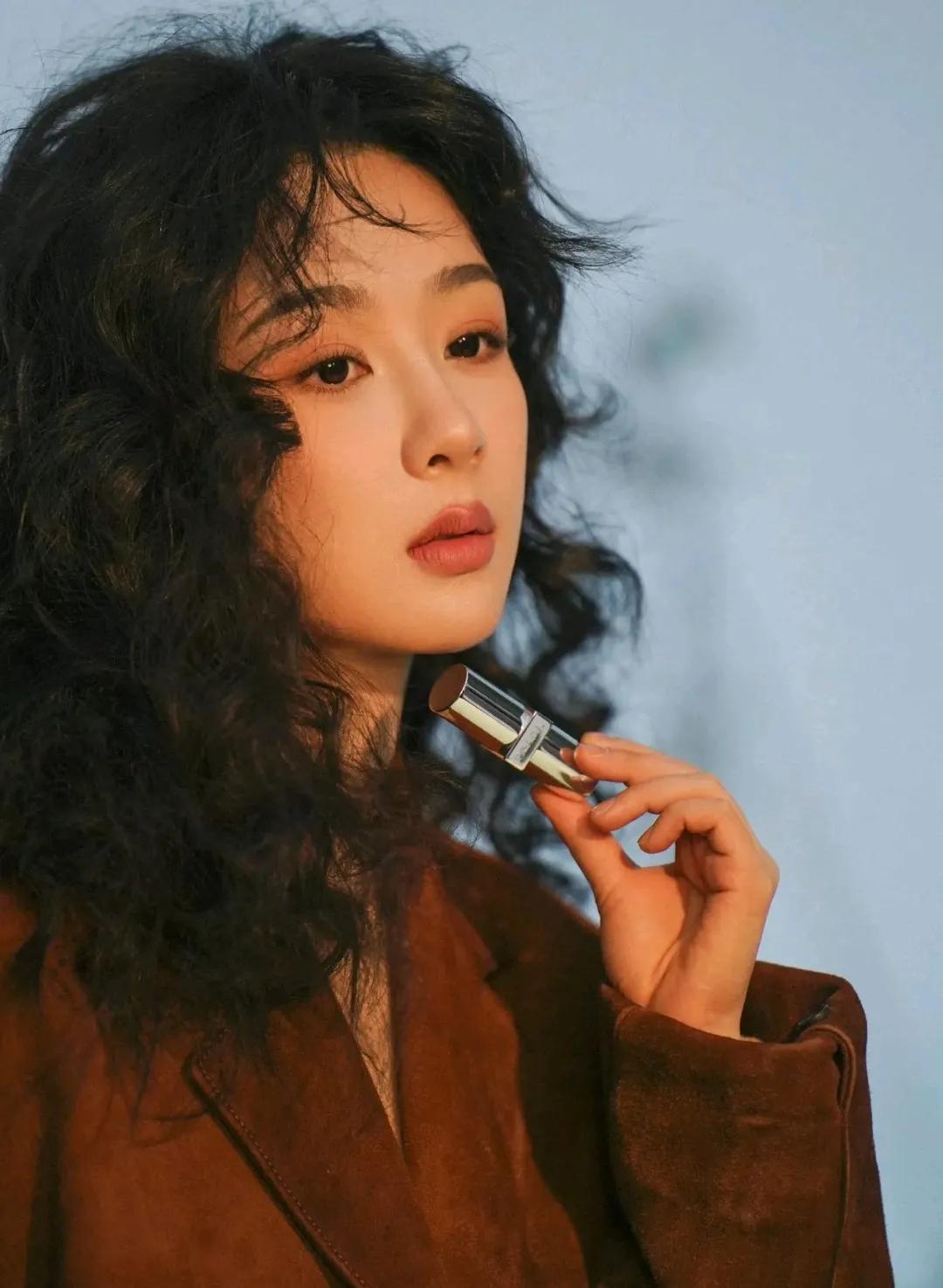 杨紫羊毛卷奶茶妆好美呀
港风十足的大美女时尚即视感
就是少了几分邻家女孩的感觉
