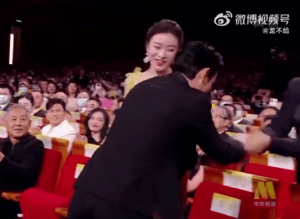 老规矩，今年金鸡奖乐子之一：袁弘坐哪