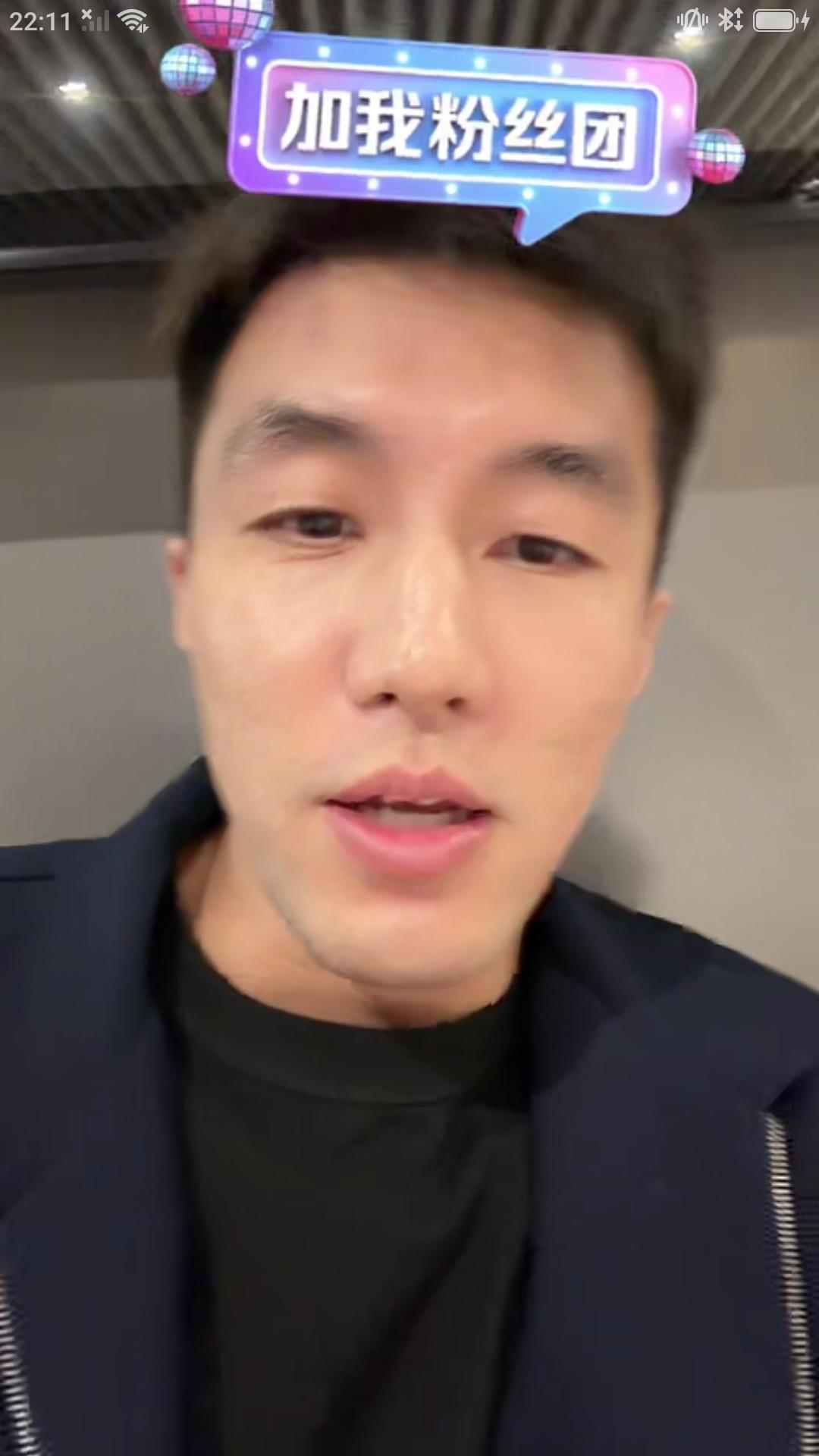 昨晚CBA 球星郭艾伦空降上海体育馆，担任抖音官方CBA 总决赛现场解说嘉宾。赛