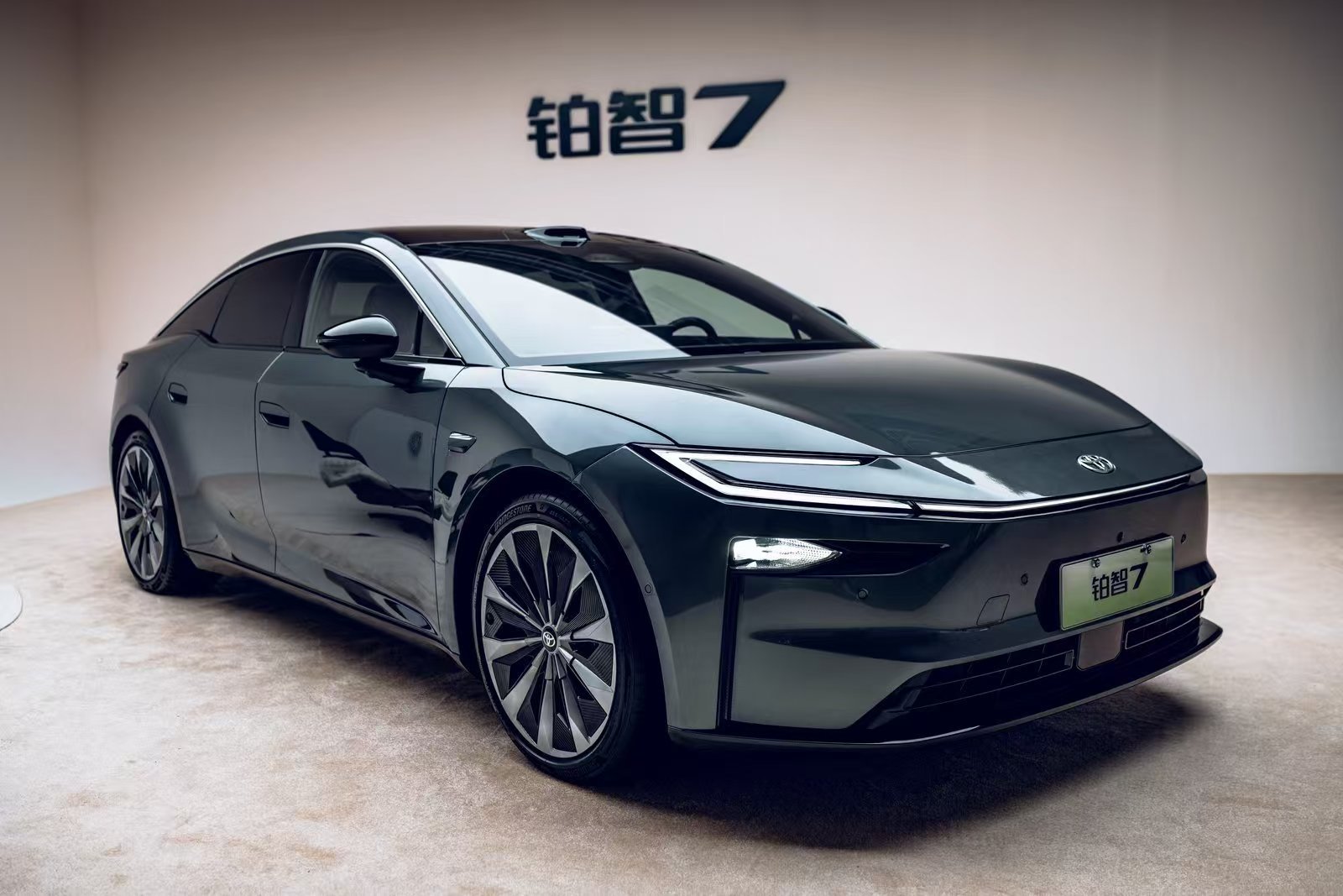 广汽丰田给小米SU7送祝福，小米汽车直接点名回祝全新铂智7，这一次啊，是把铂智7