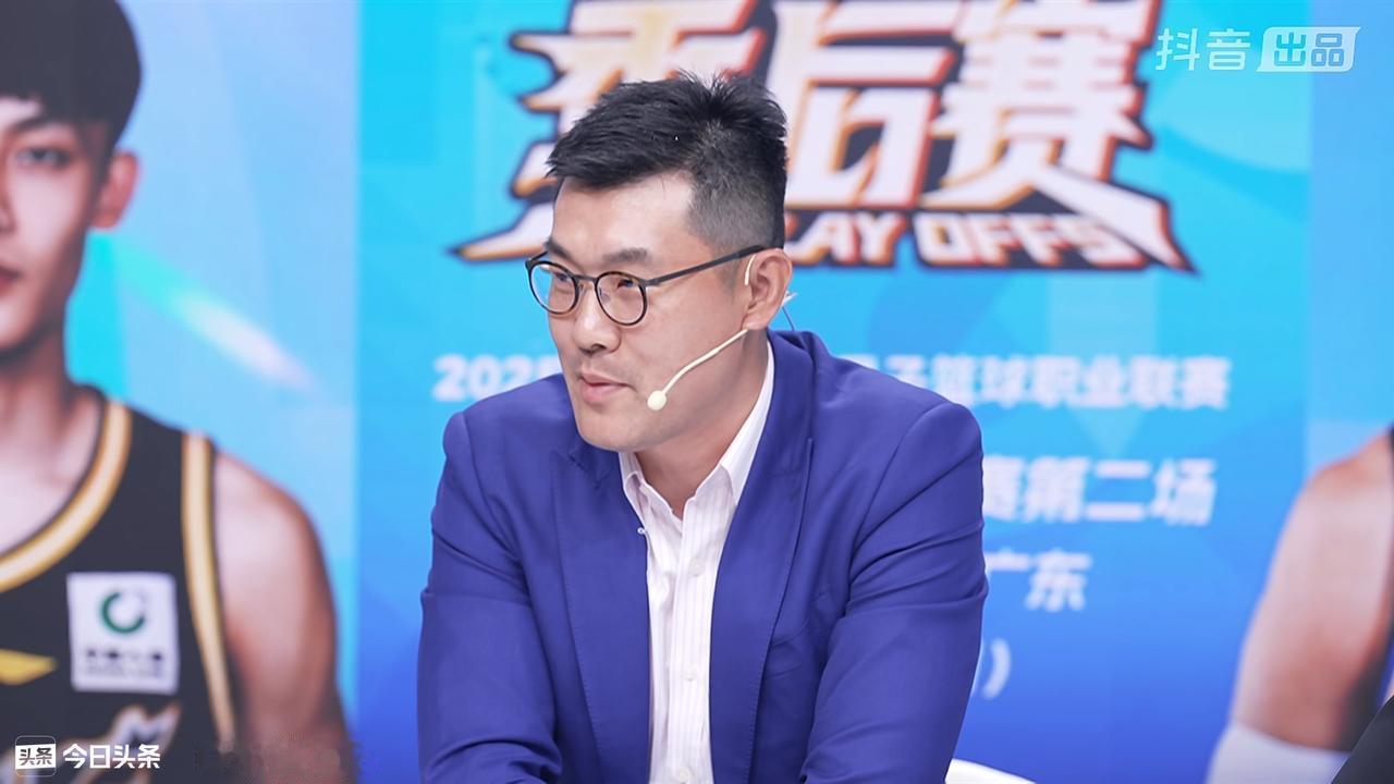 昨晚又在王仕鹏直播间看比赛，杨鸣也在做解说，专业人士的解说就是不一样。
人家可没
