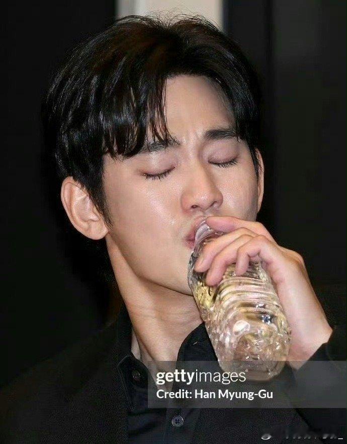 金秀贤拍的金赛纶睡觉照片赛纶啊你虽然失去了生命，哥哥我可是因为开记者会假惺惺干嚎