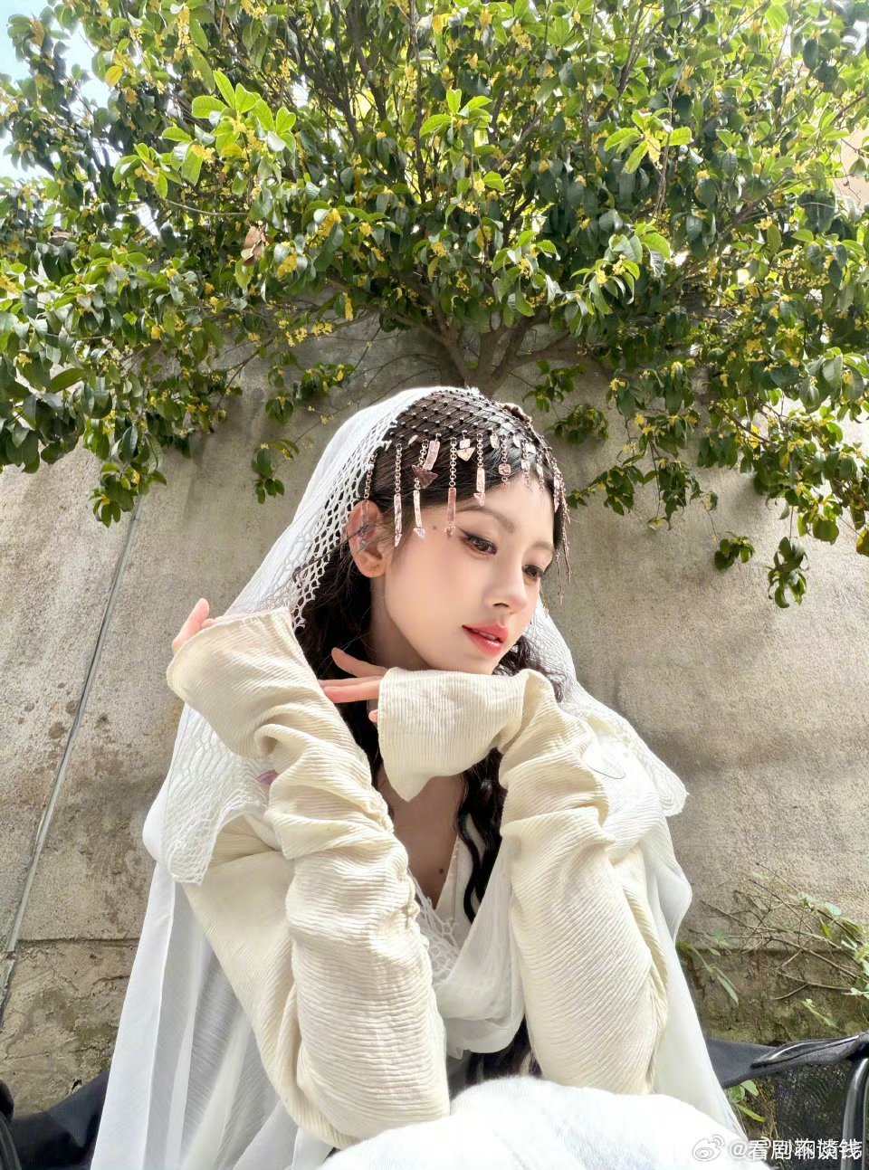 鞠婧祎艾米异域头帘造型，一个是姐姐沉稳端庄一个是妹妹活泼可爱❤️ ​​​