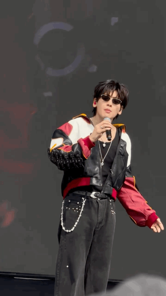 翟潇闻只要见到你直拍翟潇闻的舞台就是我的多巴胺开关。看着他在灯光下发光的样子，所