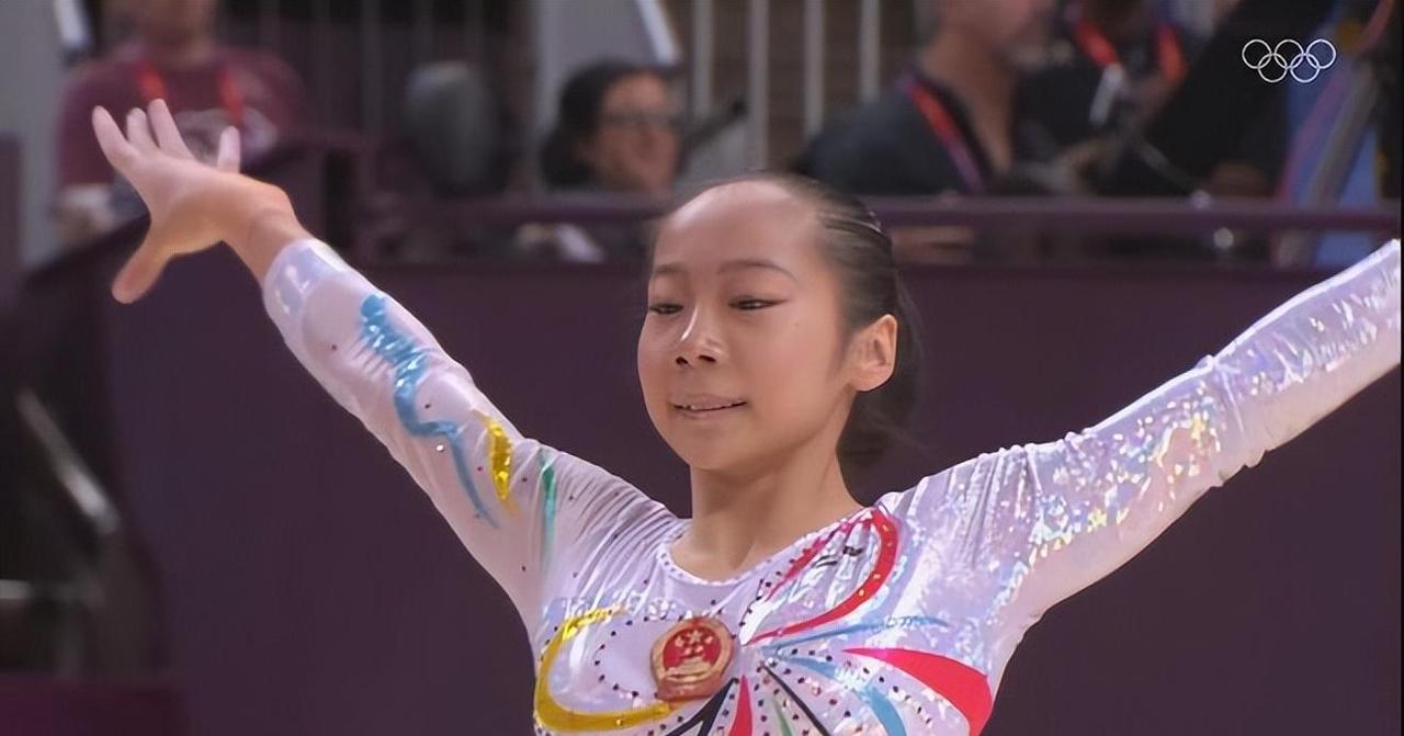 想象一下，一个身高只有1.37米的小个子女孩，站在奥运会的领奖台上，高举金牌，向
