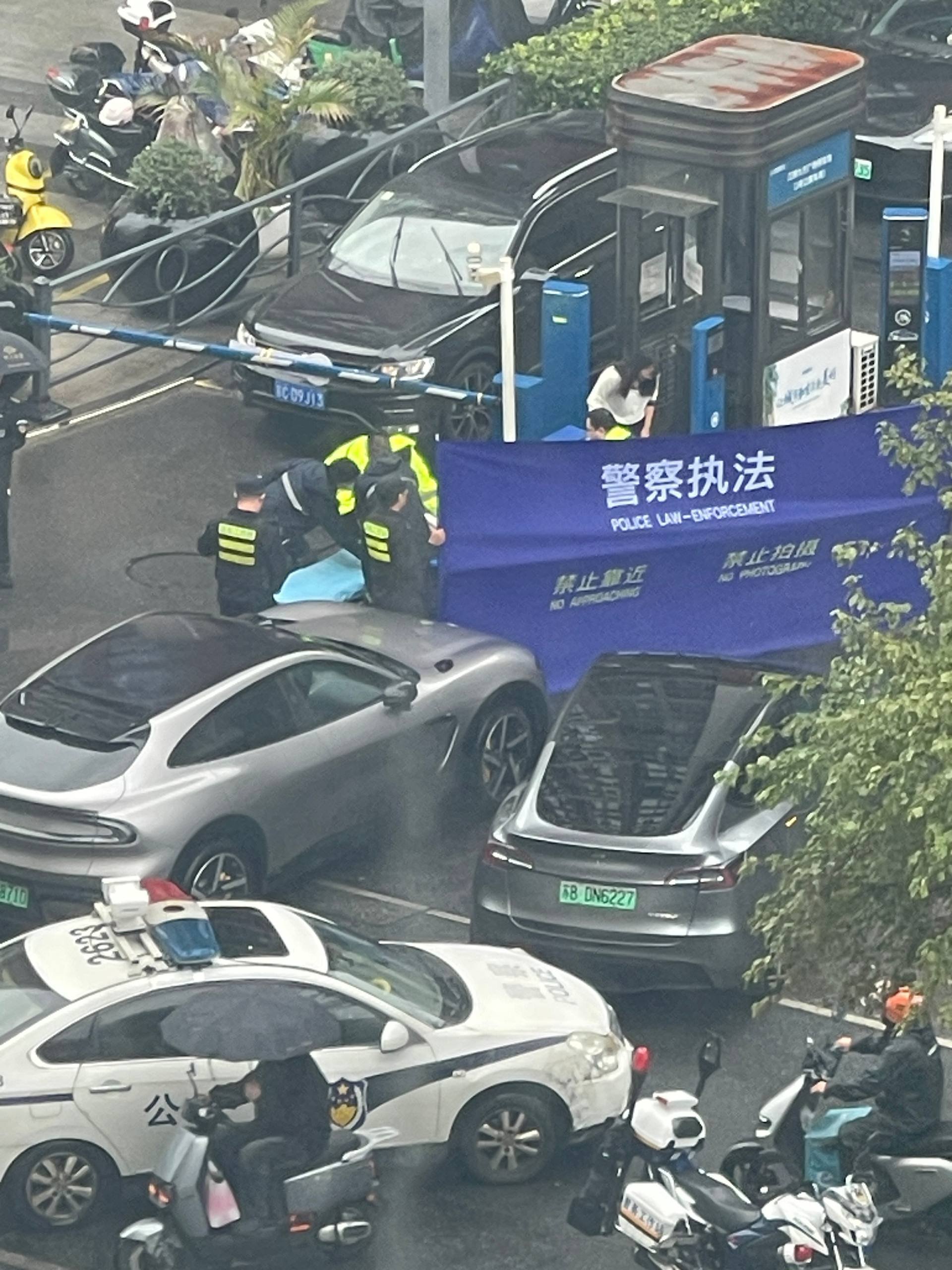 孤陋寡闻了，还是第一次见到国内出警时，用这种方式遮蔽现场，挺好的。建议再搞一些类