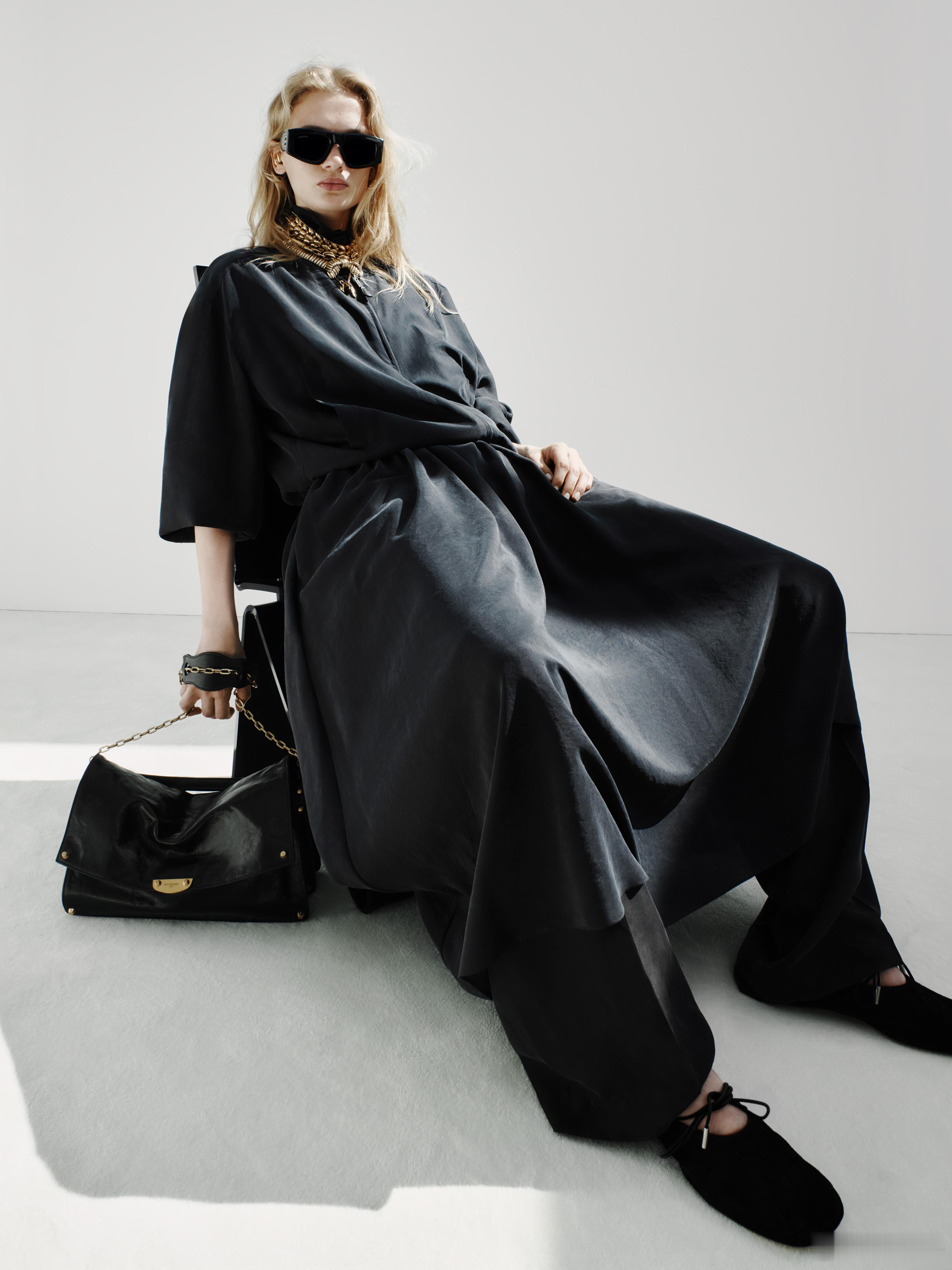 🖤 Balenciaga 春季27系列由创意总监 Pierpaolo Picc