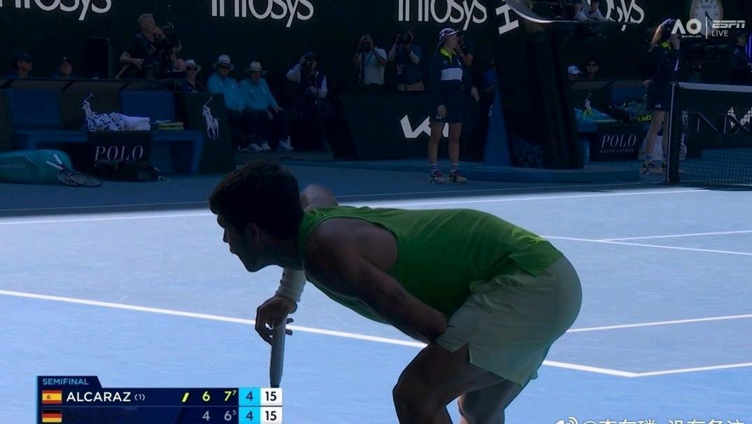 情况不妙，阿卡申请医疗暂停……第三盘第9局（ 15-30 ）阿尔卡拉斯的右大腿内