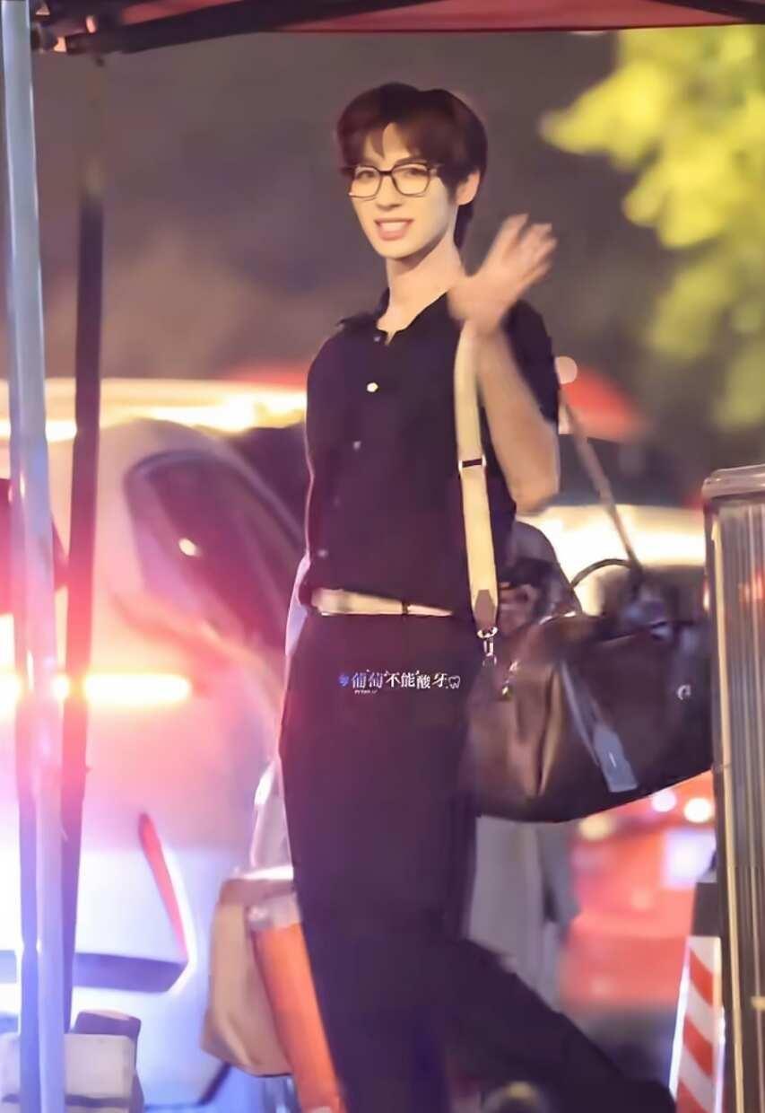 主包又有新爱包了
孩子最近是迷上山下有松了吗
最近一直在背同一个保龄球包
之前也