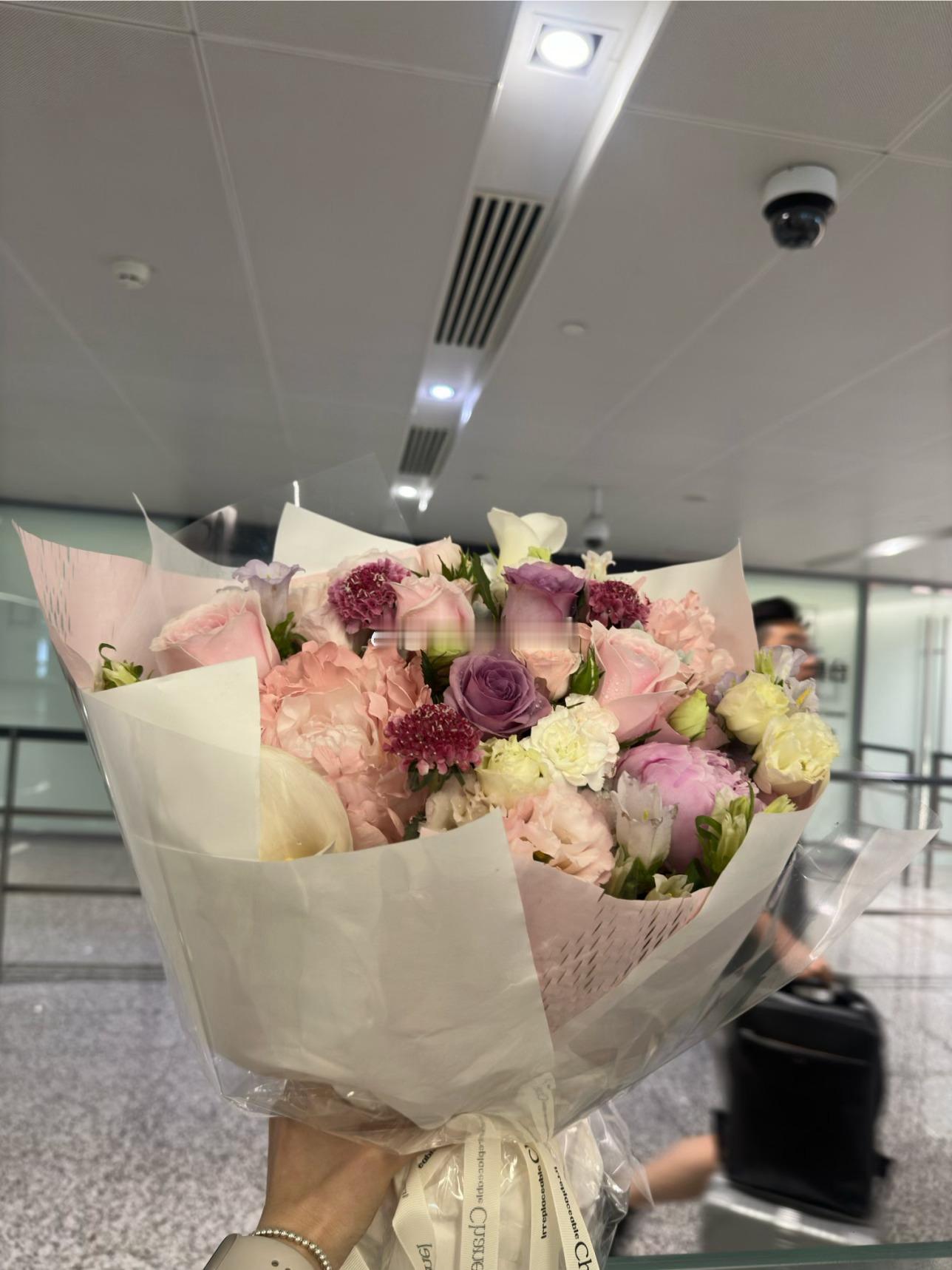 接到多多啦～欢迎多多来上海[太开心][太开心][太开心]多多太美了#李多海[超话