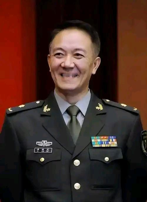 近日，67岁的著名演员李幼斌再次成为舆论焦点，但这次不是因演技或作品，而是因为家